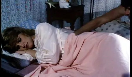 La massage big porno secrétaire a appelé un collègue et a commencé à la baiser.