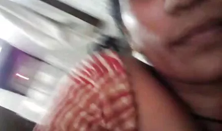 Pute asiatique tai masage porno répond aux désirs de son maître.