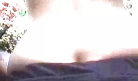 Beau-père porno dans la salle de massage baise un garçon dans le cul.