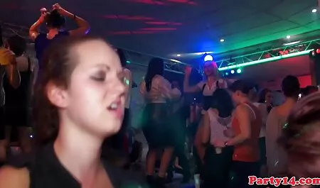 Les cuisiniers mangeurs de chair attrapent le massage lesbienne xxx gamin.