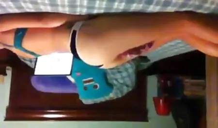 La beauté pose des photos de film érotique massage nu