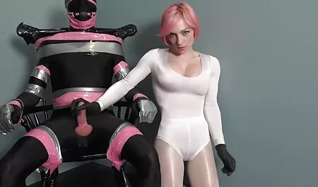 Jolie fille en sous-vêtements rouges martelant le chapeau sur le porno des massages lit.