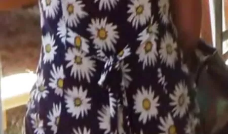 Les Blondes nuro porno jouent avec des vagins.