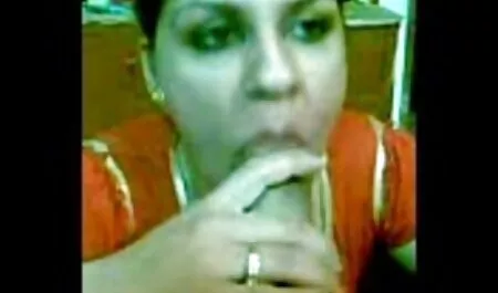 À streaming massage porno Canzana sur la table de la cuisine