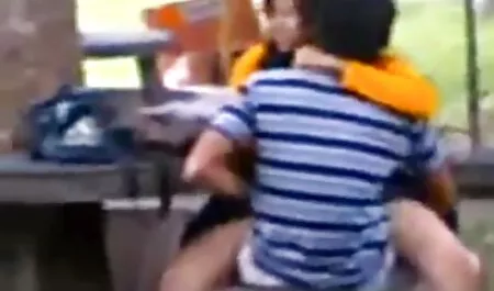 Les porno massage en français garçons s'amusent avec des Sœurs de miel aux gros seins.