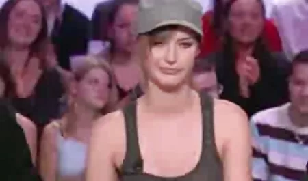 Sur la plage massage porno italien nudiste, une vieille salope avec une femme noire bronzer.