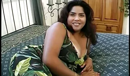 Frais brunette dans porno massage entre fille massage