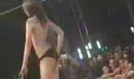 Éjaculation dans la massage huileux porno bibliothèque