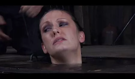 Un coin abandonné de la massage avec porno forêt est devenu un lieu de sexe.