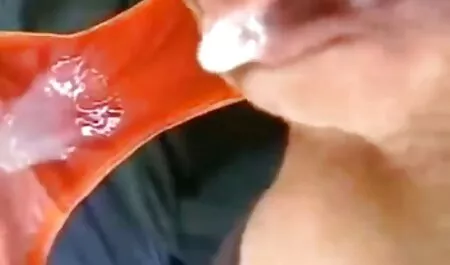 Je suis assis sur le visage de l'homme. massage femme xxx