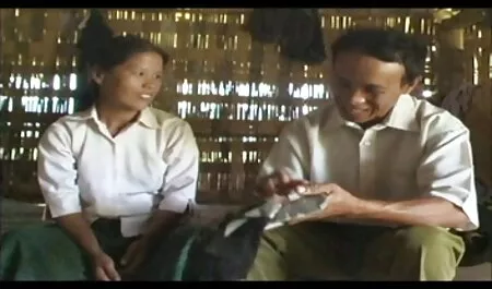 Porno soulève la massage porno noire jambe.