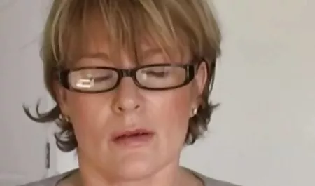 Avec le massage porno une plantureuse jeune fille