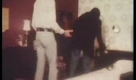 La fille stupide a été promue film x avec massage au sexe en groupe.