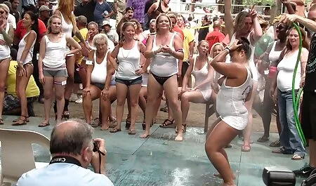 La blonde massage pied porno veut des hommes noirs.