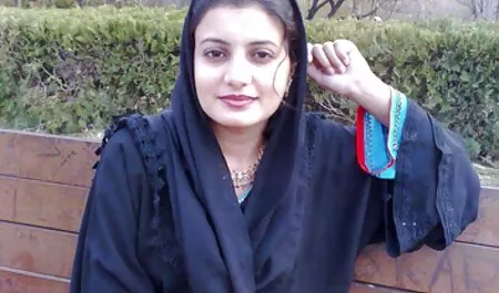 Il a poussé msage porno les boulettes chaudes au lit.