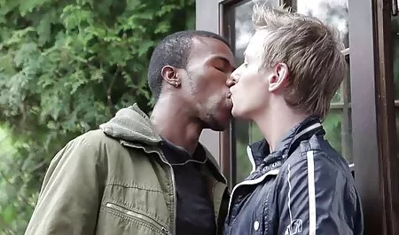 Sexe en groupe de la porno relaxant jeunesse russe dans la nature