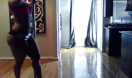 Éjaculation porno massage complet dans les affaires de serpent en pantalon