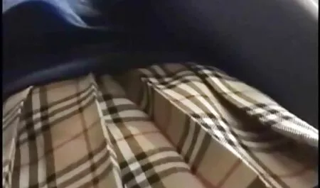 Modèle frits dans le cul dans porno relaxant le grenier