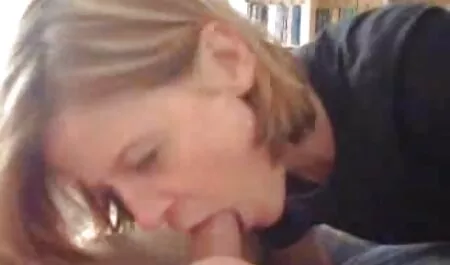 Le garçon prend le logiciel de massage porno film grand-mère qui