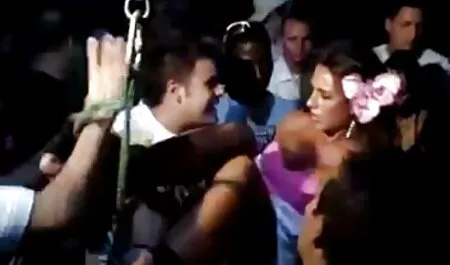 L'homme porno force massage se déshabille fille