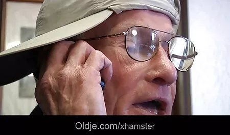 Fille nue porno relaxant sur le canapé