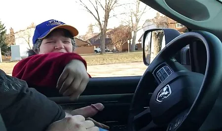 Avoir des relations sexuelles porno massage américain avec un jeune homme dans le jardin pour gagner de l'argent.