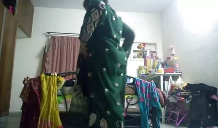 Femme porno dans une salle de massage jouant avec un membre