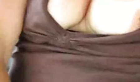 La brunette massage en porno va avoir des relations sexuelles.