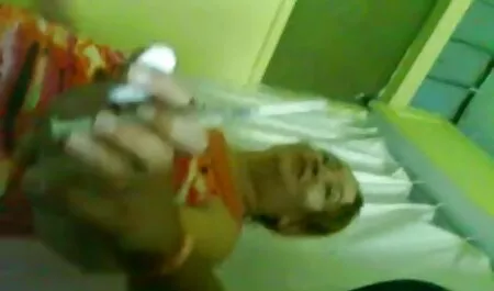 Le directeur a joué avec porno massage vibro le professeur dans le bureau.