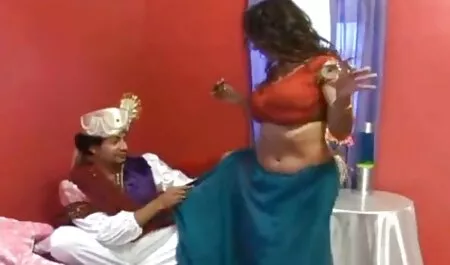 La chienne se bat filmpornomassage pour l'aventure dans le vagin.