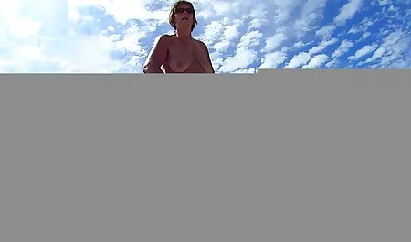 De la film porno masseur jeune fille sur le canapé.