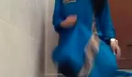 Trois membres de sa porno msage bouche fermée.