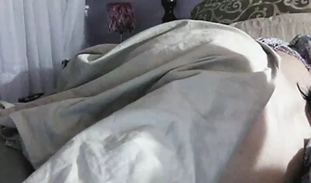 Une jeune femme Potelée ayant des relations sexuelles avec un porno msage homme dans la salle de bain.