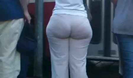 Un homme noir massage avec porno mangeant sa femme devant son mari.