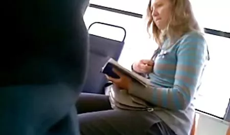 Cuir noir infirmière donne un patient massage sensuel porn dans le cul