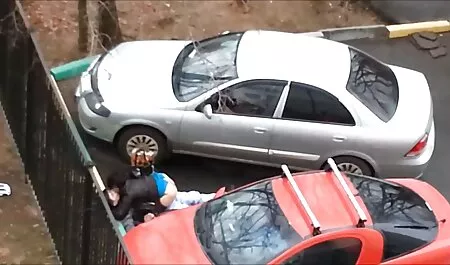 Glamour femmes portent des membres masculins de l'ancien hotel massage porno hôtel.